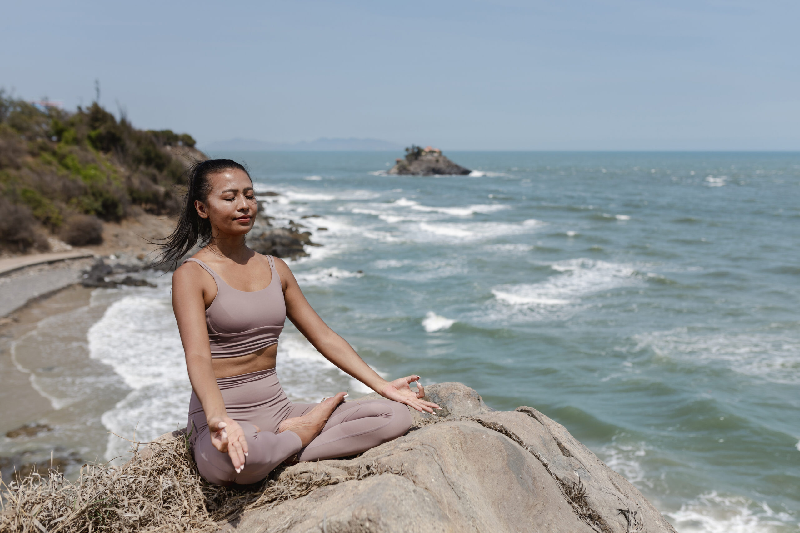 full-shot-woman-meditating-outdoors